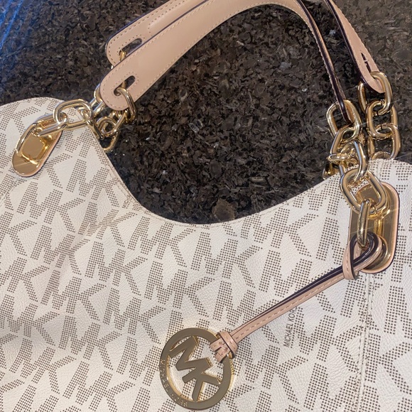 Michael Kors Signature Purse! πβ¨π« - Picture 4 of 6